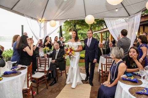 casamento Juliana e Andrew. Cerimônia. Ubatuba, praia das Toninhas. Espaço Uluar'