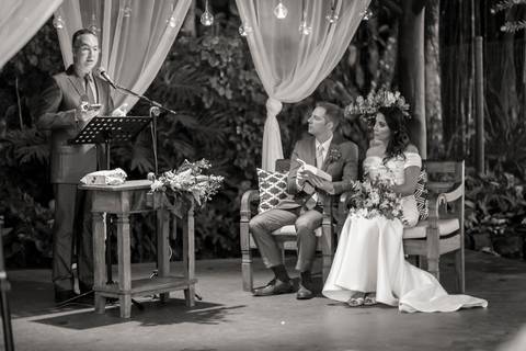 casamento Juliana e Andrew. Cerimônia. Ubatuba, praia das Toninhas. Espaço Uluar'