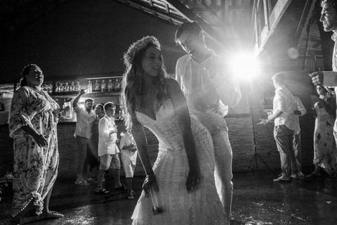 noivos na pista de dança'