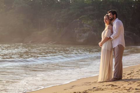 Ensaio Pré Wedding, Erika e Renan. Nascer do sol, Praia do Félix, Ubatuba, SP'