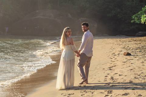 Ensaio Pré Wedding, Erika e Renan. Nascer do sol, Praia do Félix, Ubatuba, SP'