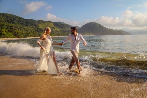 Ensaio Pré Wedding, Erika e Renan. Nascer do sol, Praia do Félix, Ubatuba, SP. Uma alegria só'