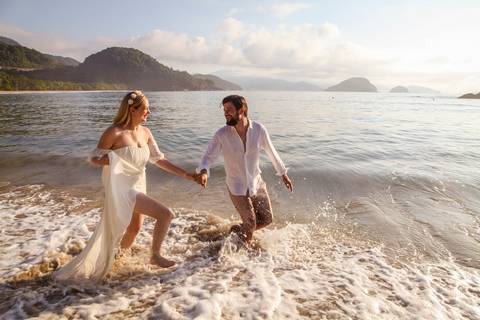 Ensaio Pré Wedding, Erika e Renan. Nascer do sol, Praia do Félix, Ubatuba, SP. Corre!'