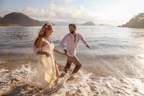 Ensaio Pré Wedding, Erika e Renan. Nascer do sol, Praia do Félix, Ubatuba, SP'