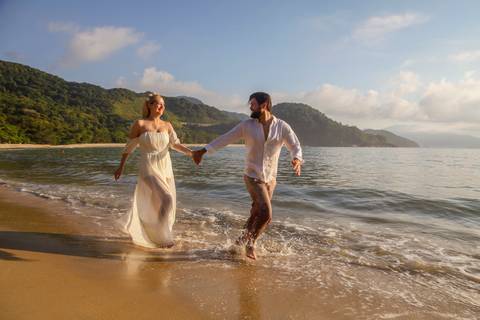 Ensaio Pré Wedding, Erika e Renan. Nascer do sol, Praia do Félix, Ubatuba, SP'