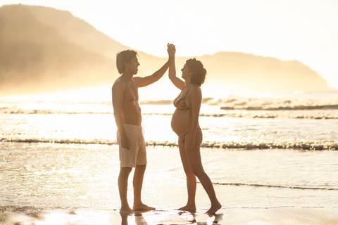 Ensaio familia, gestante no nascer do sol, em Ubatuba.'