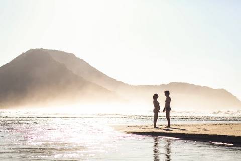 Ensaio familia, gestante no nascer do sol, em Ubatuba.'