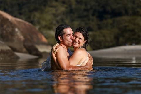 Ensaio Casal Gestante Itamambuca, Ubatuba, Nascer do sol. No rio'