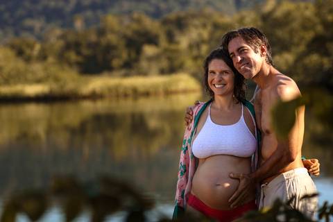 Ensaio Casal Gestante Itamambuca, Ubatuba, Nascer do sol. No rio'
