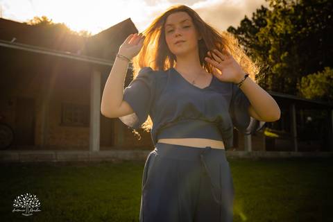 Júlia – Júlia 15 Anos – Ensaio – Ensaio Debutante – Chácara da Família Fiss – Debutante – Campo – Felicidade – Foto Premiada – Livro – Fotografia de Família – Debutante – Pôr do Sol – Vestido – Dourado – Antonio Rocha Fotografias – Pelotas – Linda – Sarda'