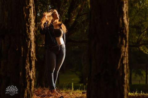 Júlia – Júlia 15 Anos – Ensaio – Ensaio Debutante – Chácara da Família Fiss – Debutante – Campo – Felicidade – Foto Premiada – Livro – Fotografia de Família – Debutante – Pôr do Sol – Vestido – Dourado – Antonio Rocha Fotografias – Pelotas – Linda – Sarda'