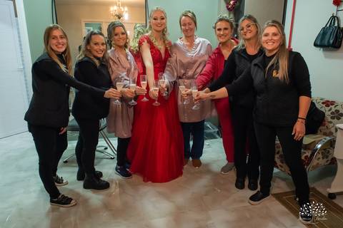 Milena – Milena 15 Anos – Festa – Festa Debutante – Chácara do Amanhecer – Debutante – Campo – Felicidade – Loira – Fotografia de Família – Debutante – Pôr do Sol – Exigente – Vermelho – Antonio Rocha Fotografias – Pelotas – Quinze Anos – Alegria – Feliz'