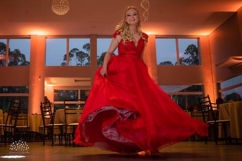 Milena – Milena 15 Anos – Festa – Festa Debutante – Chácara do Amanhecer – Debutante – Campo – Felicidade – Loira – Fotografia de Família – Debutante – Pôr do Sol – Exigente – Vermelho – Antonio Rocha Fotografias – Pelotas – Quinze Anos – Alegria – Feliz'