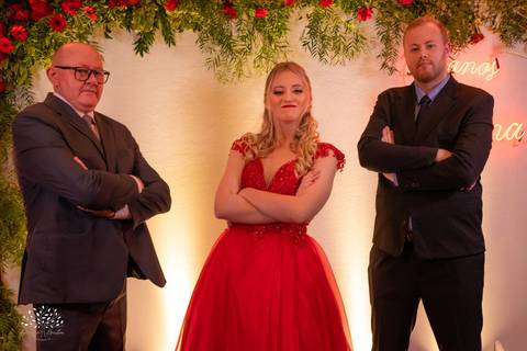 Milena – Milena 15 Anos – Festa – Festa Debutante – Chácara do Amanhecer – Debutante – Campo – Felicidade – Loira – Fotografia de Família – Debutante – Pôr do Sol – Exigente – Vermelho – Antonio Rocha Fotografias – Pelotas – Quinze Anos – Alegria – Feliz'