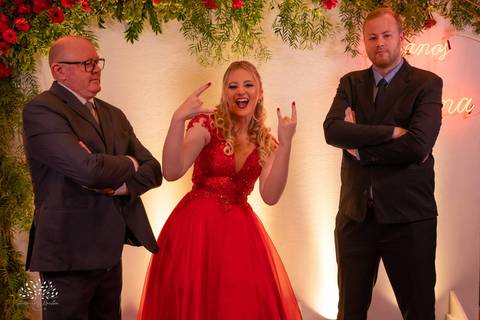 Milena – Milena 15 Anos – Festa – Festa Debutante – Chácara do Amanhecer – Debutante – Campo – Felicidade – Loira – Fotografia de Família – Debutante – Pôr do Sol – Exigente – Vermelho – Antonio Rocha Fotografias – Pelotas – Quinze Anos – Alegria – Feliz'