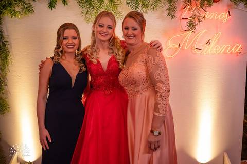 Milena – Milena 15 Anos – Festa – Festa Debutante – Chácara do Amanhecer – Debutante – Campo – Felicidade – Loira – Fotografia de Família – Debutante – Pôr do Sol – Exigente – Vermelho – Antonio Rocha Fotografias – Pelotas – Quinze Anos – Alegria – Feliz'