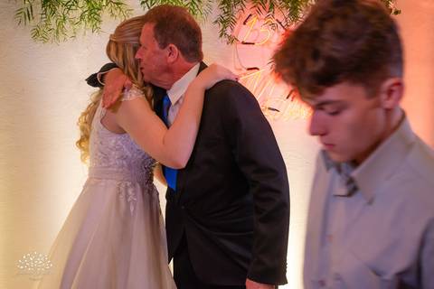 Milena – Milena 15 Anos – Festa – Festa Debutante – Chácara do Amanhecer – Debutante – Campo – Felicidade – Loira – Fotografia de Família – Debutante – Pôr do Sol – Exigente – Vermelho – Antonio Rocha Fotografias – Pelotas – Quinze Anos – Alegria – Feliz'