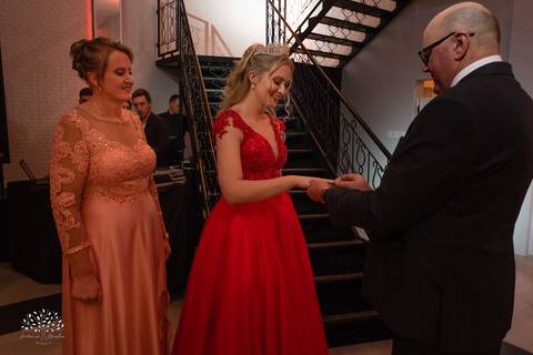 Milena – Milena 15 Anos – Festa – Festa Debutante – Chácara do Amanhecer – Debutante – Campo – Felicidade – Loira – Fotografia de Família – Debutante – Pôr do Sol – Exigente – Vermelho – Antonio Rocha Fotografias – Pelotas – Quinze Anos – Alegria – Feliz'