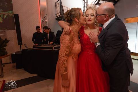 Milena – Milena 15 Anos – Festa – Festa Debutante – Chácara do Amanhecer – Debutante – Campo – Felicidade – Loira – Fotografia de Família – Debutante – Pôr do Sol – Exigente – Vermelho – Antonio Rocha Fotografias – Pelotas – Quinze Anos – Alegria – Feliz'