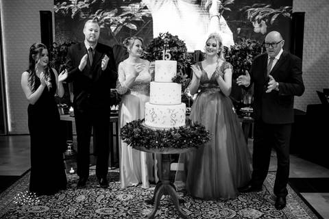 Milena – Milena 15 Anos – Festa – Festa Debutante – Chácara do Amanhecer – Debutante – Campo – Felicidade – Loira – Fotografia de Família – Debutante – Pôr do Sol – Exigente – Vermelho – Antonio Rocha Fotografias – Pelotas – Quinze Anos – Alegria – Feliz'