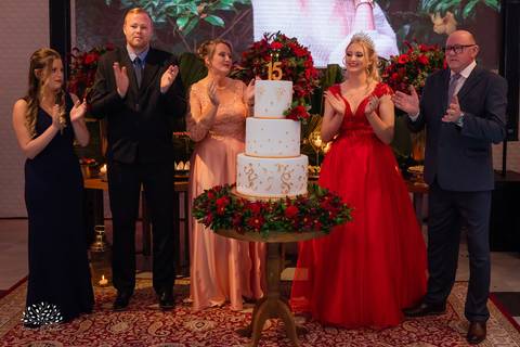 Milena – Milena 15 Anos – Festa – Festa Debutante – Chácara do Amanhecer – Debutante – Campo – Felicidade – Loira – Fotografia de Família – Debutante – Pôr do Sol – Exigente – Vermelho – Antonio Rocha Fotografias – Pelotas – Quinze Anos – Alegria – Feliz'