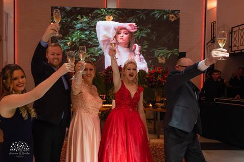 Milena – Milena 15 Anos – Festa – Festa Debutante – Chácara do Amanhecer – Debutante – Campo – Felicidade – Loira – Fotografia de Família – Debutante – Pôr do Sol – Exigente – Vermelho – Antonio Rocha Fotografias – Pelotas – Quinze Anos – Alegria – Feliz'