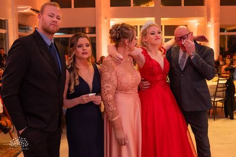 Milena – Milena 15 Anos – Festa – Festa Debutante – Chácara do Amanhecer – Debutante – Campo – Felicidade – Loira – Fotografia de Família – Debutante – Pôr do Sol – Exigente – Vermelho – Antonio Rocha Fotografias – Pelotas – Quinze Anos – Alegria – Feliz'