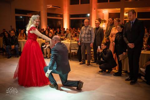 Milena – Milena 15 Anos – Festa – Festa Debutante – Chácara do Amanhecer – Debutante – Campo – Felicidade – Loira – Fotografia de Família – Debutante – Pôr do Sol – Exigente – Vermelho – Antonio Rocha Fotografias – Pelotas – Quinze Anos – Alegria – Feliz'