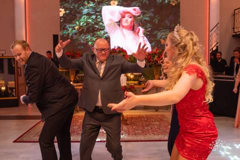 Milena – Milena 15 Anos – Festa – Festa Debutante – Chácara do Amanhecer – Debutante – Campo – Felicidade – Loira – Fotografia de Família – Debutante – Pôr do Sol – Exigente – Vermelho – Antonio Rocha Fotografias – Pelotas – Quinze Anos – Alegria – Feliz'
