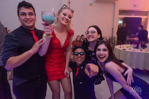 Milena – Milena 15 Anos – Festa – Festa Debutante – Chácara do Amanhecer – Debutante – Campo – Felicidade – Loira – Fotografia de Família – Debutante – Pôr do Sol – Exigente – Vermelho – Antonio Rocha Fotografias – Pelotas – Quinze Anos – Alegria – Feliz'