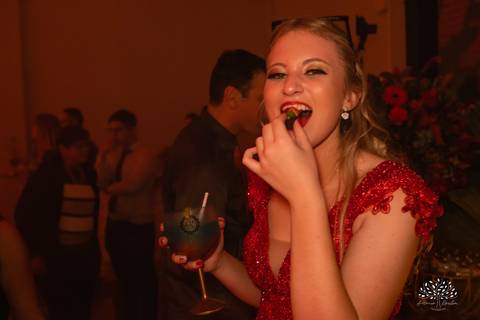 Milena – Milena 15 Anos – Festa – Festa Debutante – Chácara do Amanhecer – Debutante – Campo – Felicidade – Loira – Fotografia de Família – Debutante – Pôr do Sol – Exigente – Vermelho – Antonio Rocha Fotografias – Pelotas – Quinze Anos – Alegria – Feliz'