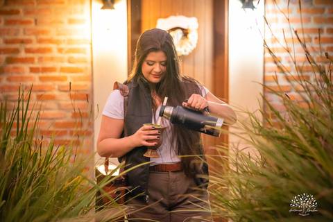 Julia Insaurriaga – Julia 15 Anos – Ensaio – Ensaio Debutante – Chácara da Família Fiss – Debutante – Campo – Felicidade – Chimarrão – Fotografia de Família – Debutante – Pôr do Sol – Vestido – Azul – Antonio Rocha Fotografias – Pelotas – Linda – Viver'