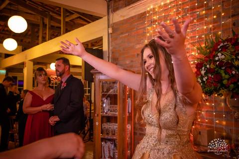 Julia – Júlia 15 Anos – Festa – Festa Debutante – Dom Manuel Quinta de Eventos – Debutante – Campo – Felicidade – Sardas – Fotografia de Família – Debutante – Pôr do Sol – Felicidade – Dourado – Antonio Rocha Fotografias – Pelotas – Quinze Anos – Alegria'