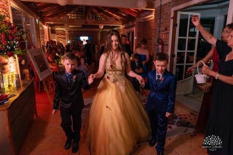 Julia – Júlia 15 Anos – Festa – Festa Debutante – Dom Manuel Quinta de Eventos – Debutante – Campo – Felicidade – Sardas – Fotografia de Família – Debutante – Pôr do Sol – Felicidade – Dourado – Antonio Rocha Fotografias – Pelotas – Quinze Anos – Alegria'