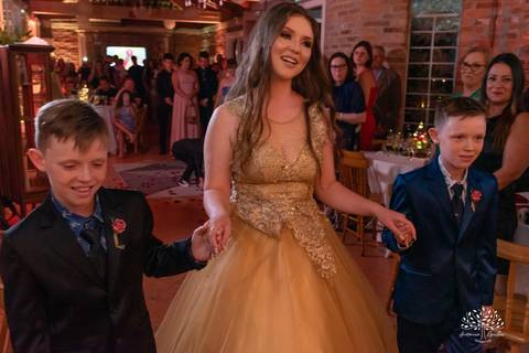Julia – Júlia 15 Anos – Festa – Festa Debutante – Dom Manuel Quinta de Eventos – Debutante – Campo – Felicidade – Sardas – Fotografia de Família – Debutante – Pôr do Sol – Felicidade – Dourado – Antonio Rocha Fotografias – Pelotas – Quinze Anos – Alegria'