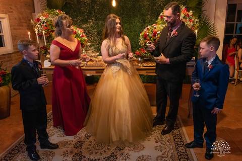 Julia – Júlia 15 Anos – Festa – Festa Debutante – Dom Manuel Quinta de Eventos – Debutante – Campo – Felicidade – Sardas – Fotografia de Família – Debutante – Pôr do Sol – Felicidade – Dourado – Antonio Rocha Fotografias – Pelotas – Quinze Anos – Alegria'