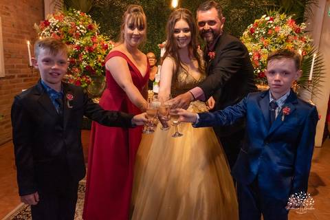 Julia – Júlia 15 Anos – Festa – Festa Debutante – Dom Manuel Quinta de Eventos – Debutante – Campo – Felicidade – Sardas – Fotografia de Família – Debutante – Pôr do Sol – Felicidade – Dourado – Antonio Rocha Fotografias – Pelotas – Quinze Anos – Alegria'