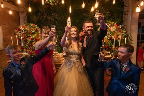 Julia – Júlia 15 Anos – Festa – Festa Debutante – Dom Manuel Quinta de Eventos – Debutante – Campo – Felicidade – Sardas – Fotografia de Família – Debutante – Pôr do Sol – Felicidade – Dourado – Antonio Rocha Fotografias – Pelotas – Quinze Anos – Alegria'