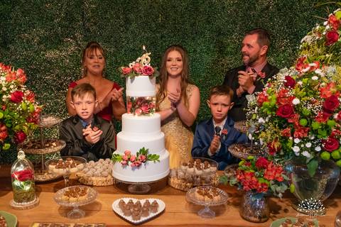 Julia – Júlia 15 Anos – Festa – Festa Debutante – Dom Manuel Quinta de Eventos – Debutante – Campo – Felicidade – Sardas – Fotografia de Família – Debutante – Pôr do Sol – Felicidade – Dourado – Antonio Rocha Fotografias – Pelotas – Quinze Anos – Alegria'