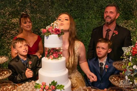 Julia – Júlia 15 Anos – Festa – Festa Debutante – Dom Manuel Quinta de Eventos – Debutante – Campo – Felicidade – Sardas – Fotografia de Família – Debutante – Pôr do Sol – Felicidade – Dourado – Antonio Rocha Fotografias – Pelotas – Quinze Anos – Alegria'