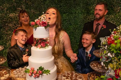 Julia – Júlia 15 Anos – Festa – Festa Debutante – Dom Manuel Quinta de Eventos – Debutante – Campo – Felicidade – Sardas – Fotografia de Família – Debutante – Pôr do Sol – Felicidade – Dourado – Antonio Rocha Fotografias – Pelotas – Quinze Anos – Alegria'