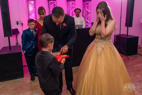 Julia – Júlia 15 Anos – Festa – Festa Debutante – Dom Manuel Quinta de Eventos – Debutante – Campo – Felicidade – Sardas – Fotografia de Família – Debutante – Pôr do Sol – Felicidade – Dourado – Antonio Rocha Fotografias – Pelotas – Quinze Anos – Alegria'