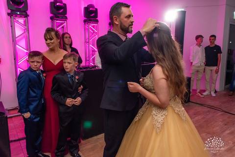 Julia – Júlia 15 Anos – Festa – Festa Debutante – Dom Manuel Quinta de Eventos – Debutante – Campo – Felicidade – Sardas – Fotografia de Família – Debutante – Pôr do Sol – Felicidade – Dourado – Antonio Rocha Fotografias – Pelotas – Quinze Anos – Alegria'