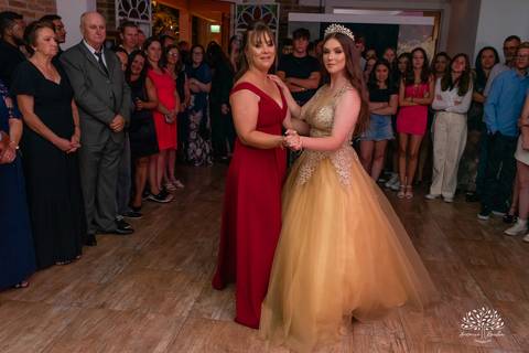 Julia – Júlia 15 Anos – Festa – Festa Debutante – Dom Manuel Quinta de Eventos – Debutante – Campo – Felicidade – Sardas – Fotografia de Família – Debutante – Pôr do Sol – Felicidade – Dourado – Antonio Rocha Fotografias – Pelotas – Quinze Anos – Alegria'