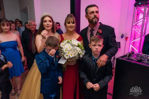 Julia – Júlia 15 Anos – Festa – Festa Debutante – Dom Manuel Quinta de Eventos – Debutante – Campo – Felicidade – Sardas – Fotografia de Família – Debutante – Pôr do Sol – Felicidade – Dourado – Antonio Rocha Fotografias – Pelotas – Quinze Anos – Alegria'