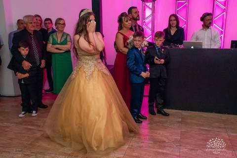 Julia – Júlia 15 Anos – Festa – Festa Debutante – Dom Manuel Quinta de Eventos – Debutante – Campo – Felicidade – Sardas – Fotografia de Família – Debutante – Pôr do Sol – Felicidade – Dourado – Antonio Rocha Fotografias – Pelotas – Quinze Anos – Alegria'