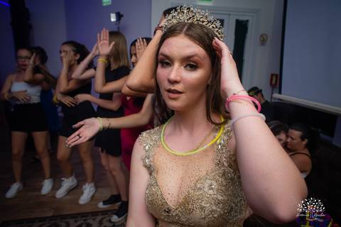 Julia – Júlia 15 Anos – Festa – Festa Debutante – Dom Manuel Quinta de Eventos – Debutante – Campo – Felicidade – Sardas – Fotografia de Família – Debutante – Pôr do Sol – Felicidade – Dourado – Antonio Rocha Fotografias – Pelotas – Quinze Anos – Alegria'