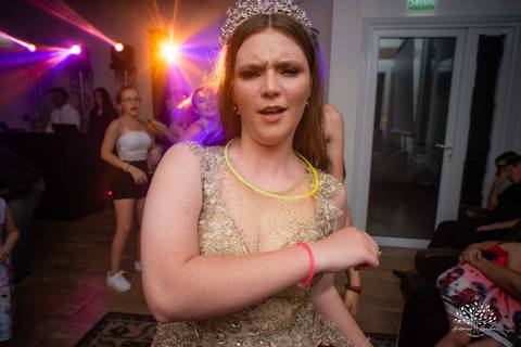 Julia – Júlia 15 Anos – Festa – Festa Debutante – Dom Manuel Quinta de Eventos – Debutante – Campo – Felicidade – Sardas – Fotografia de Família – Debutante – Pôr do Sol – Felicidade – Dourado – Antonio Rocha Fotografias – Pelotas – Quinze Anos – Alegria'