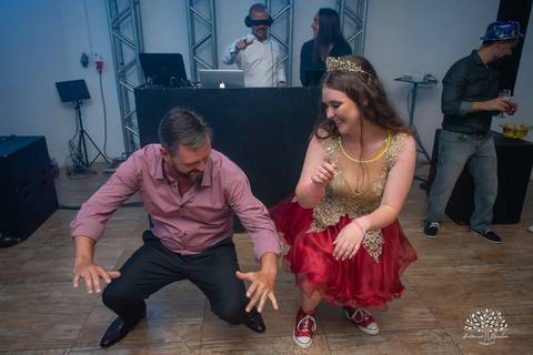 Julia – Júlia 15 Anos – Festa – Festa Debutante – Dom Manuel Quinta de Eventos – Debutante – Campo – Felicidade – Sardas – Fotografia de Família – Debutante – Pôr do Sol – Felicidade – Dourado – Antonio Rocha Fotografias – Pelotas – Quinze Anos – Alegria'