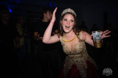 Julia – Júlia 15 Anos – Festa – Festa Debutante – Dom Manuel Quinta de Eventos – Debutante – Campo – Felicidade – Sardas – Fotografia de Família – Debutante – Pôr do Sol – Felicidade – Dourado – Antonio Rocha Fotografias – Pelotas – Quinze Anos – Alegria'